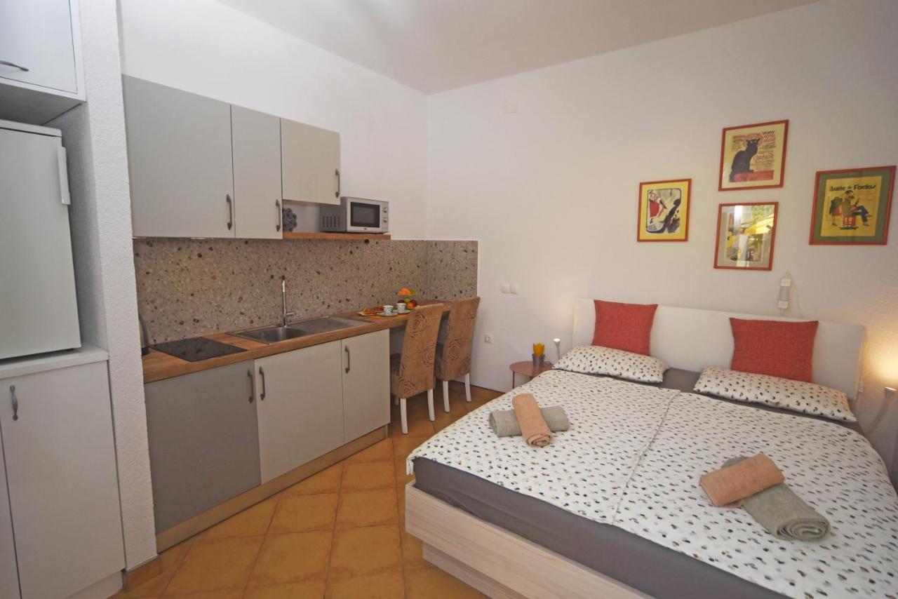 Studio Apartment Izzy Kaštela Zewnętrze zdjęcie